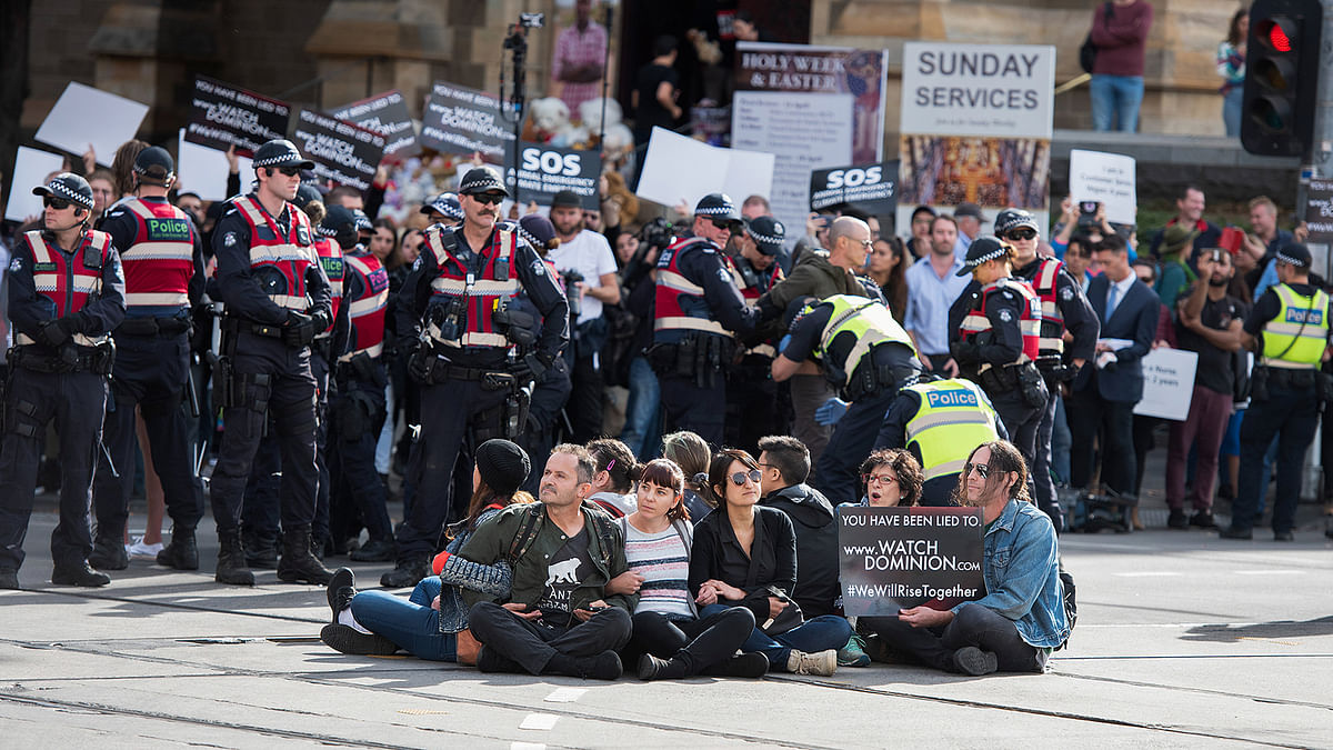 Police move in on animal rights protesters who had blocked the intersections of Flinders and Swanston Street, in Melbourne, Australia, 8 April 2019. Photo: Reuters