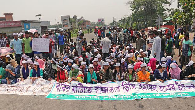 Barisal University students stage demonstration by putting up barricades on Barishal-Patuakhali highway. Photo: Prothom Alo