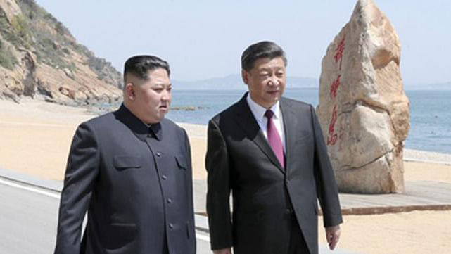 Chinese president Xi Jinping and North Korean leader Kim Jong Un meet in Dalian, Liaoning province, China in this picture released by Xinhua on 8 May 2018. Photo: Reuters