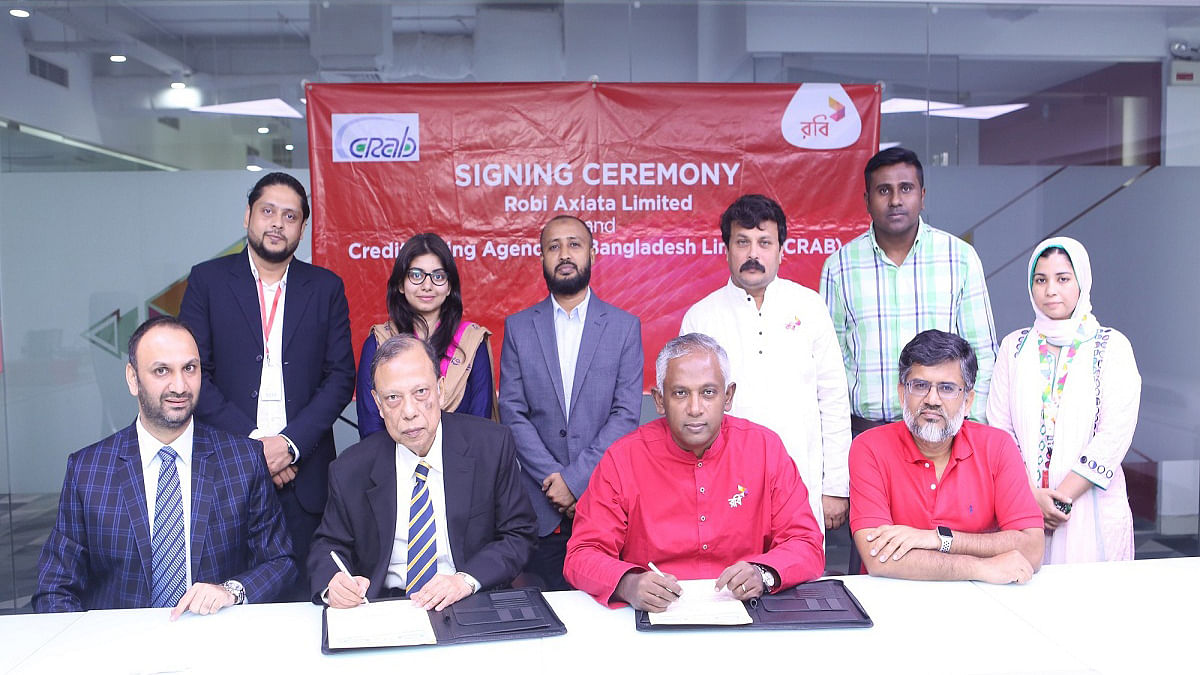 Signing ceremony of Robi and Credit Rating Agency of Bangladesh (CRAB) Limited for an agreement to offer alternative credit rating and related businesses to clients. Photo: UNB