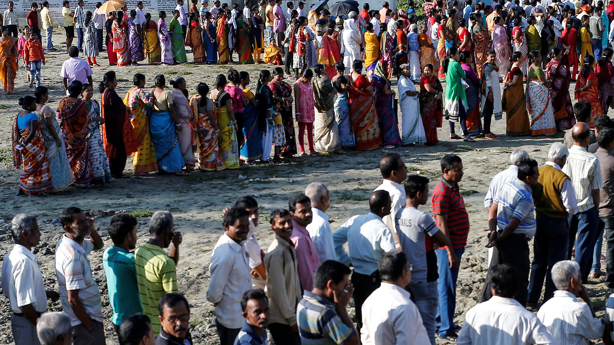 Voters line up to cast their votes outside a polling station during the first phase of general election in Alipurduar district in the eastern state of West Bengal, India, 11 April 2019. Photo: Reuters