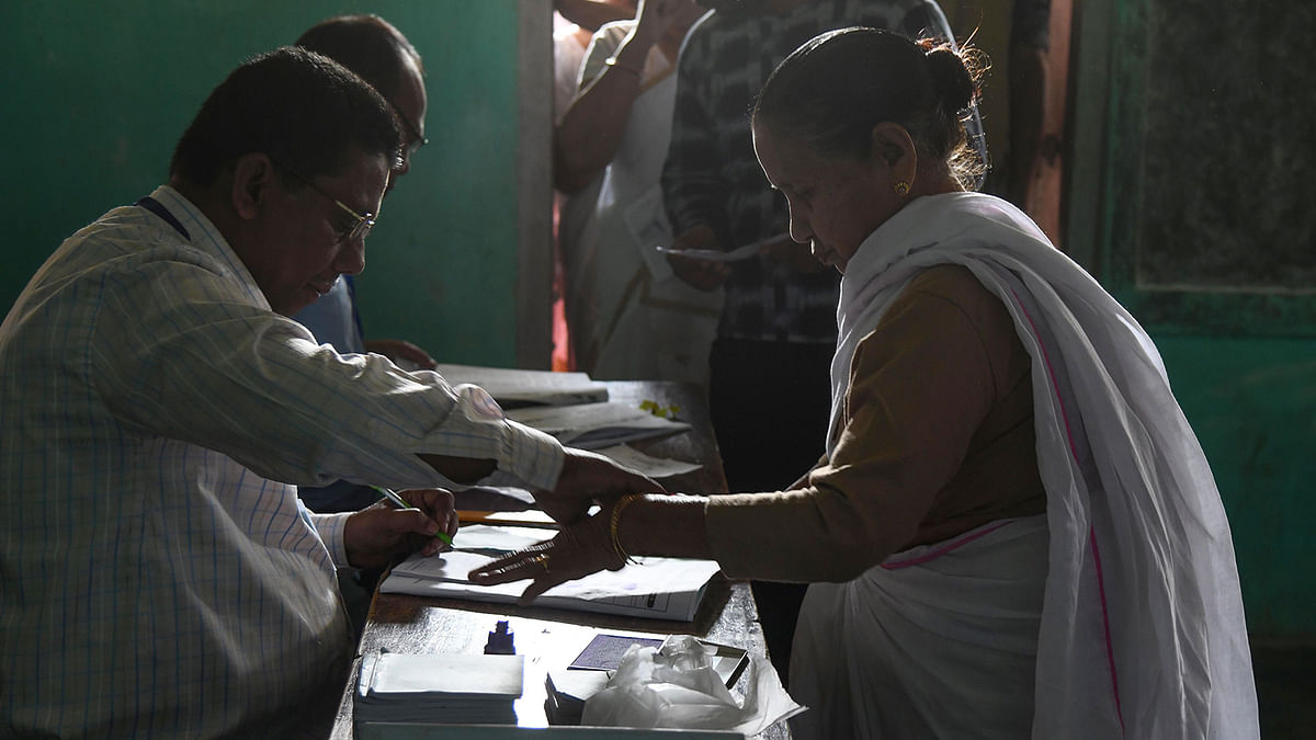 An Indian voter gives her fingerprint as she comes to cast her vote at a polling station during India`s general election in Purandudam village, some 140 km from Guwahati, the capital city of India`s northeastern state of Assam on 11 April 2019. India`s mammoth six-week general election kicked off 11 April with polling stations in the country`s northeast among the first to open. Photo: AFP