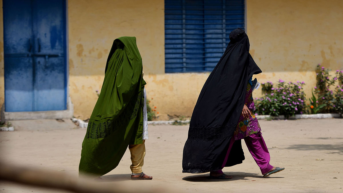 ndian women walk to caste their vote at a polling station during India`s general election in Shahpur near Muzaffarrnagar in the northern Indian state of Uttar Pradesh on 11 April 2019. India`s mammoth six-week general election kicked off 11 April, with polling stations in the country`s northeast among the first to open. Photo: AFP