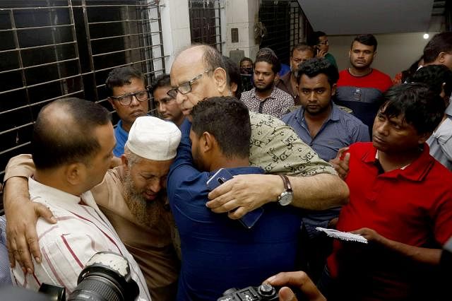 Feni madrasa girl Nusrat Jahan Rafi’s father and brother break down in tears in front of Samanta Lal Sen, Chief National Coordinator for Burn and Plastic Surgery Institute of Dhaka Medical College Hospital on 10 April. Photo: Hasan Raza
