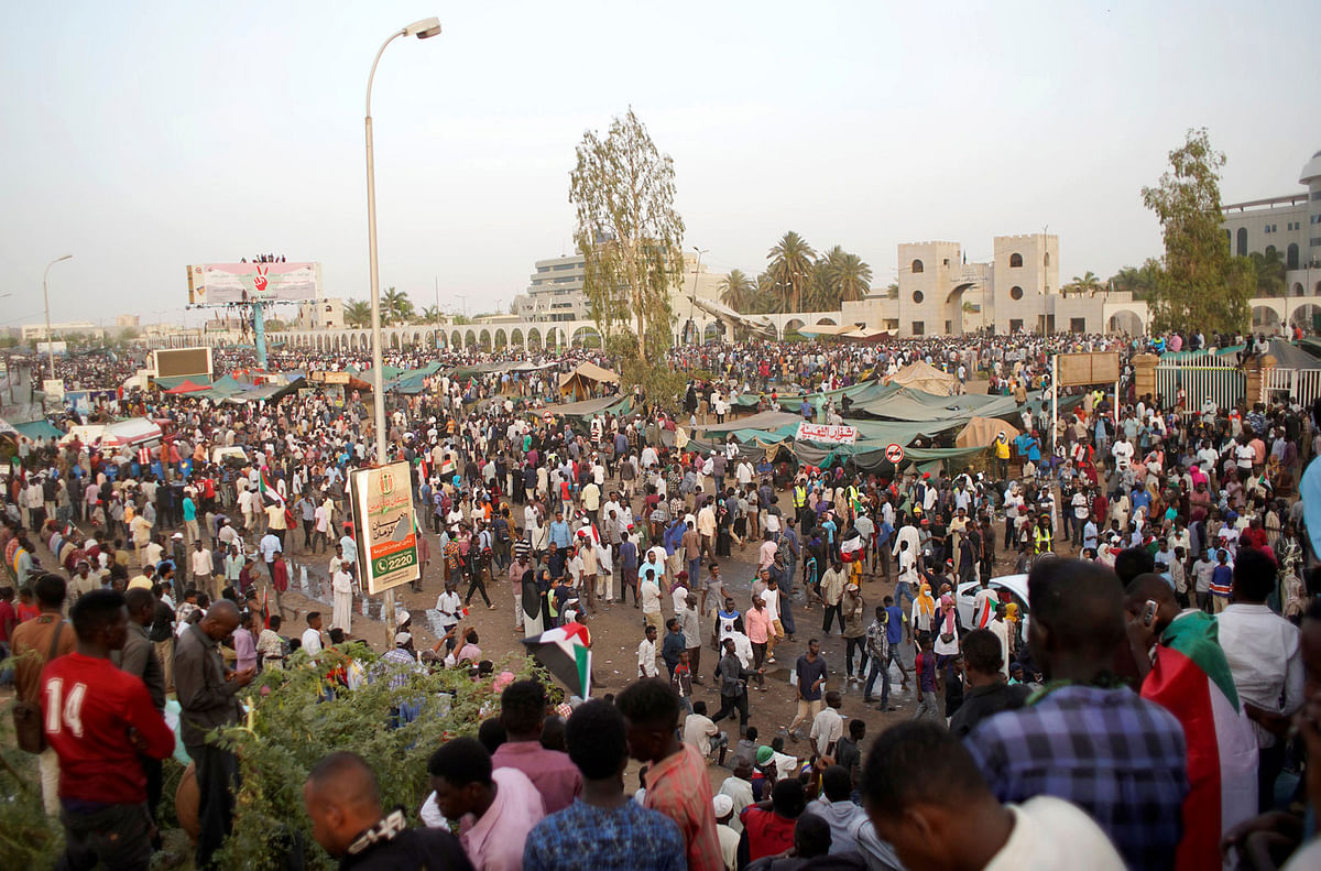 Sudanese demonstrators gather as they protest against the army`s announcement that president Omar al-Bashir would be replaced by a military-led transitional council, outside defence ministry in Khartoum, Sudan on 11 April 2019. Photo: Reuters