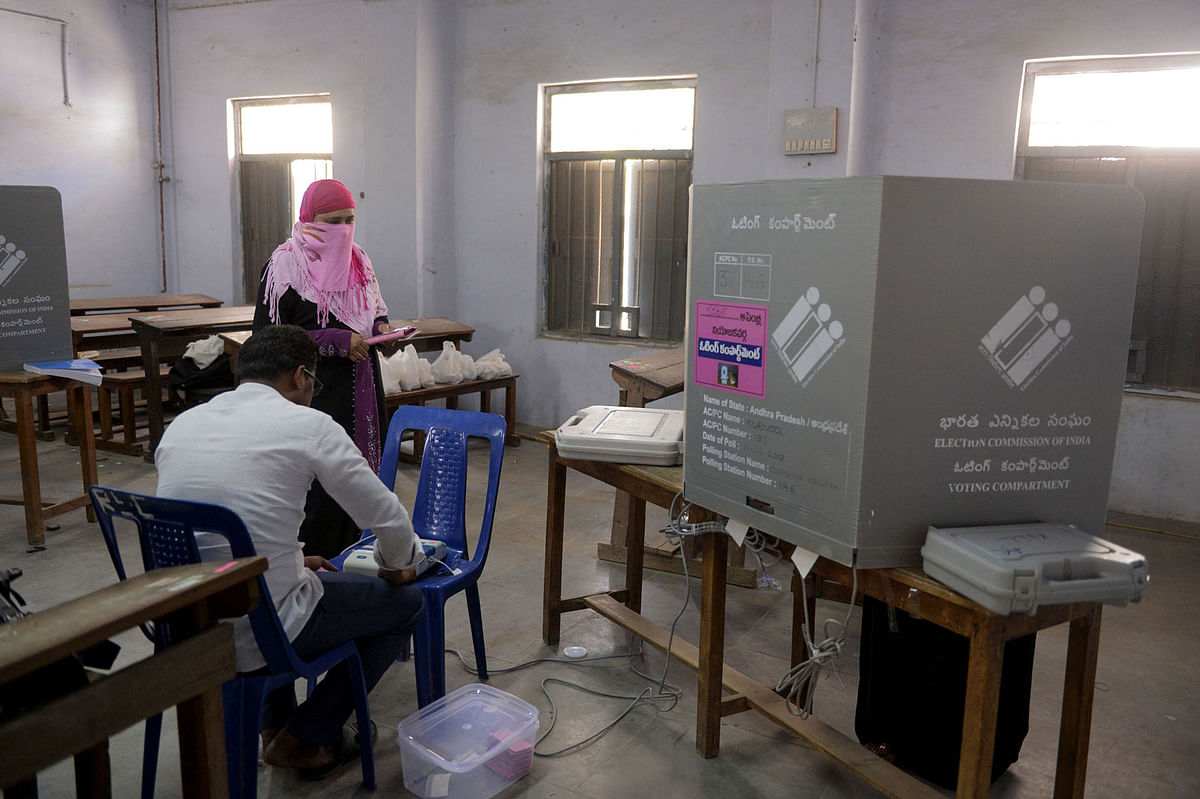 An Indian Muslim voter casts her vote at a polling station in Kurnool district of the Indian state of Andhra Pradesh, on 11 April 2019. Photo: AFP