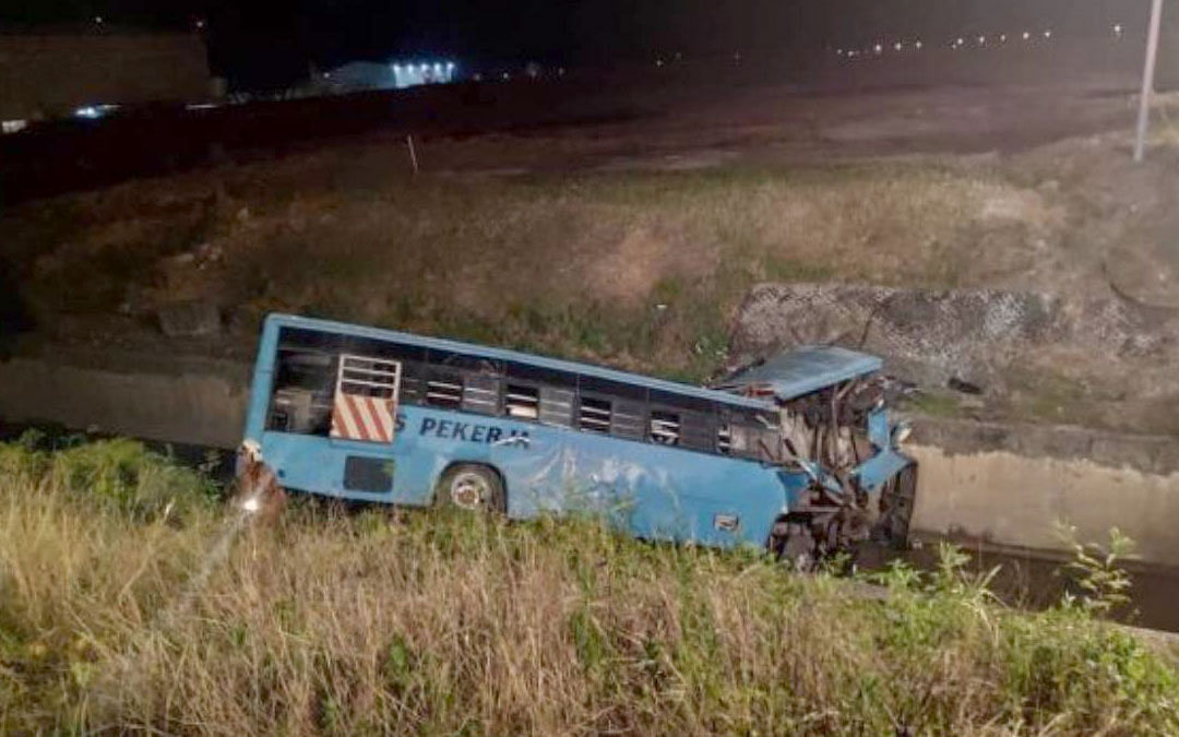 A factory bus carrying 43 passengers plunges into a monsoon drain along Jalan S8 Pekeliling, near MAS Kargo, Kuala Lumpur International Airport on Sunday, leaving at least 11 workers, including five Bangladeshis, dead. Photo: Collected