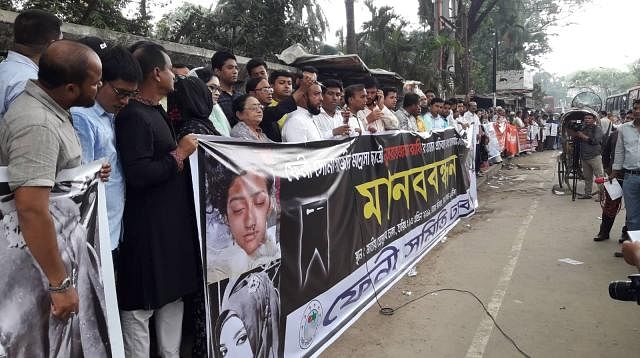 Leaders of different organisations formed a human chain in front of the National Press Club on Saturday demanding death sentence of those involved in Nusrat murder. Photo: Mosabber Hossain