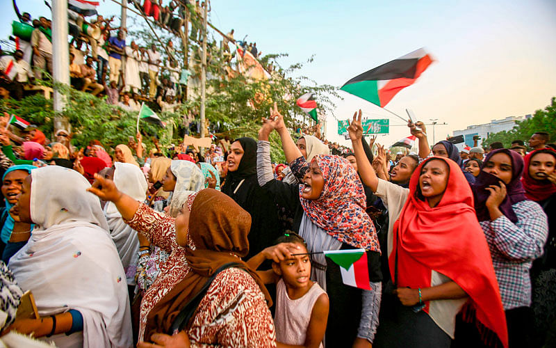 Sudanese women chant slogans during a demonstration demanding a civilian body to lead the transition to democracy, outside the army headquarters in the Sudanese capital Khartoum on 12 April 2019. Photo: AFP