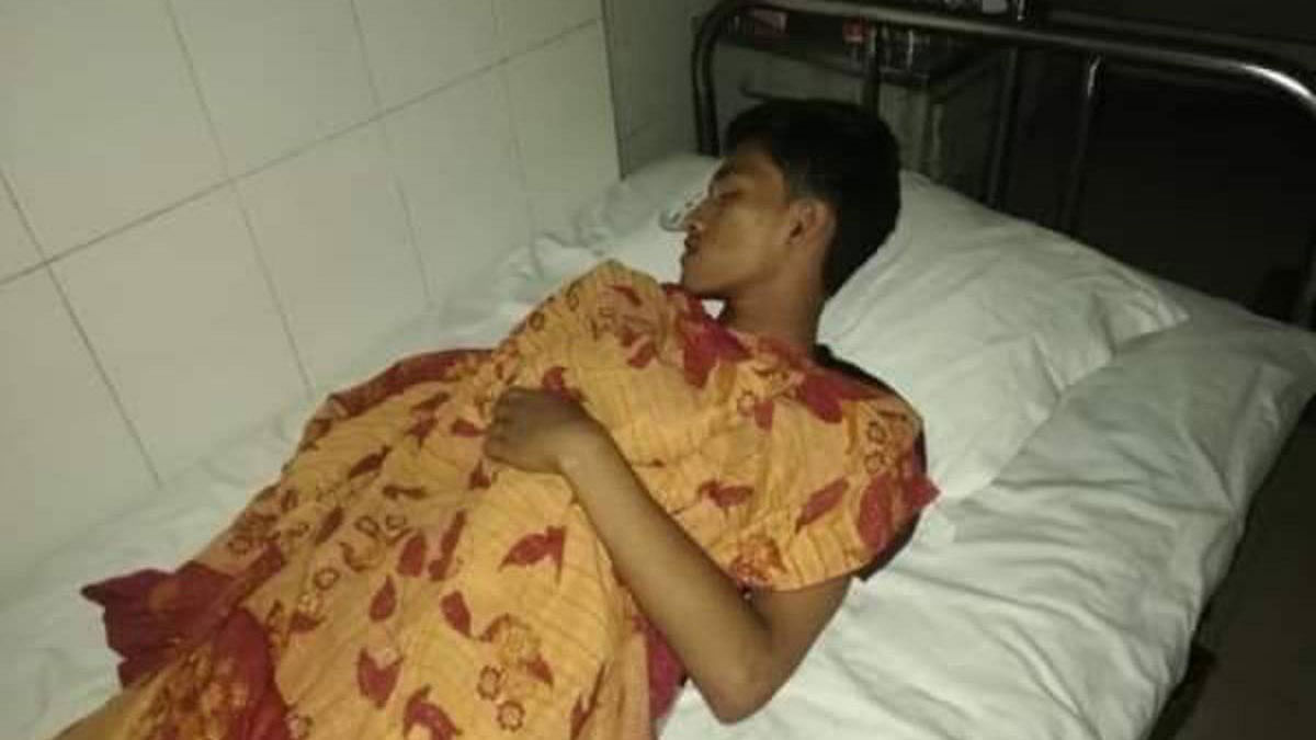 Nusrat Jahan Rafi’s ailing younger brother Rashedul Hasan Raihan admitted to a hospital in Feni. Photo: UNB