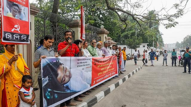 Communist Party of Bangladesh (CPB) formed a human chain at Bangabhaban area in the capital on Saturday as part of its human chain programmes from Ganabhaban to Bangabhaban protesting murder of Nusrat. Photo: Dipu Malakar