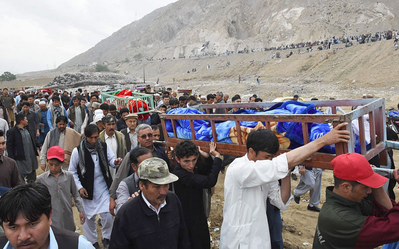 Pakistani mourners of the Shia Hazara ethnic minority carry the bodies of blast victims during their funeral in Quetta on 12 April 2019, following a suicide attack at a crowded fruit market. Photo: AFP