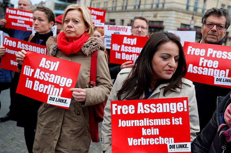 German MPs Gesine Loetzsch, Sevim Dagdelen and Diether Dehm from the left-wing party “Die Linke” take part in a protest against the arrest of WikiLeaks founder Julian Assange, near the British embassy in Berlin, Germany on 12 April 2019. The signs read: “Journalism is not a crime” and “Asylum for Assange in Berlin.” Photo: Reuters