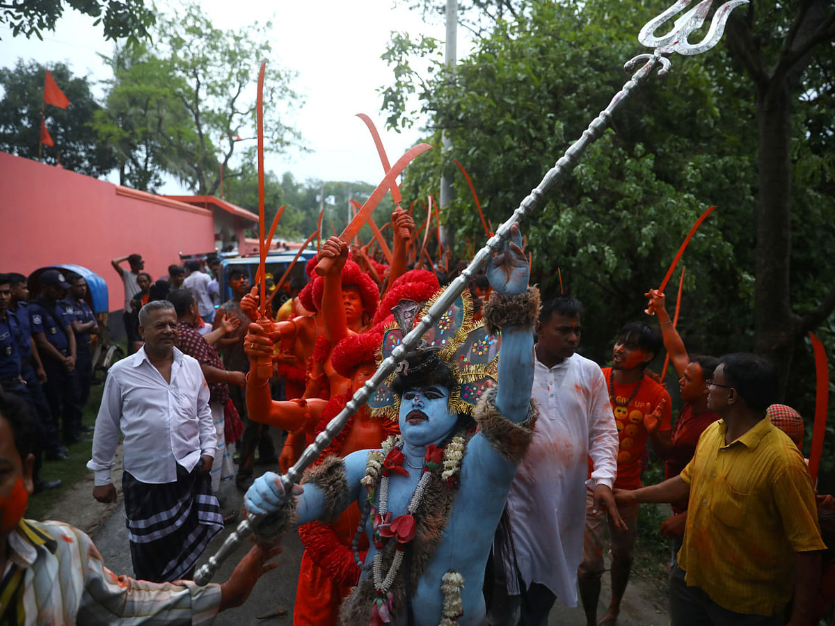 Hindu devotees join in a rally after applying colour on their body as they celebrate Lal Kach festival in Munshiganj, Bangladesh on 13 April 2019. Photo: Reuters