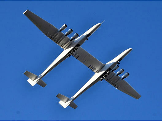 The world`s largest airplane, built by the late Paul Allen`s company Stratolaunch Systems, makes its first test flight in Mojave, California, US 13 April 2019. Photo: Reuters