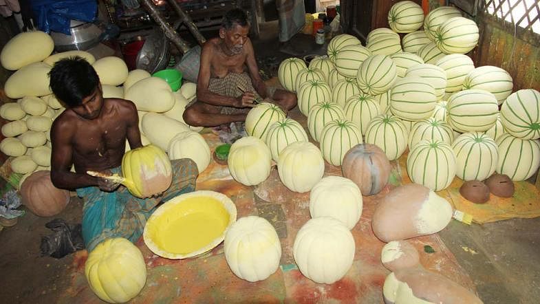 Potters busy colouring pottery at Narayanganj. Prothom Alo file photo