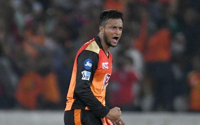 Sunrisers Hyderabad cricketer Shakib Al Hasan celebrates with teammates after taking the wicket of Kings XI Punjab cricketer MA Agarwal (unseen) during 2018 Indian Premier League (IPL) Twenty20 cricket match. Photo: AFP