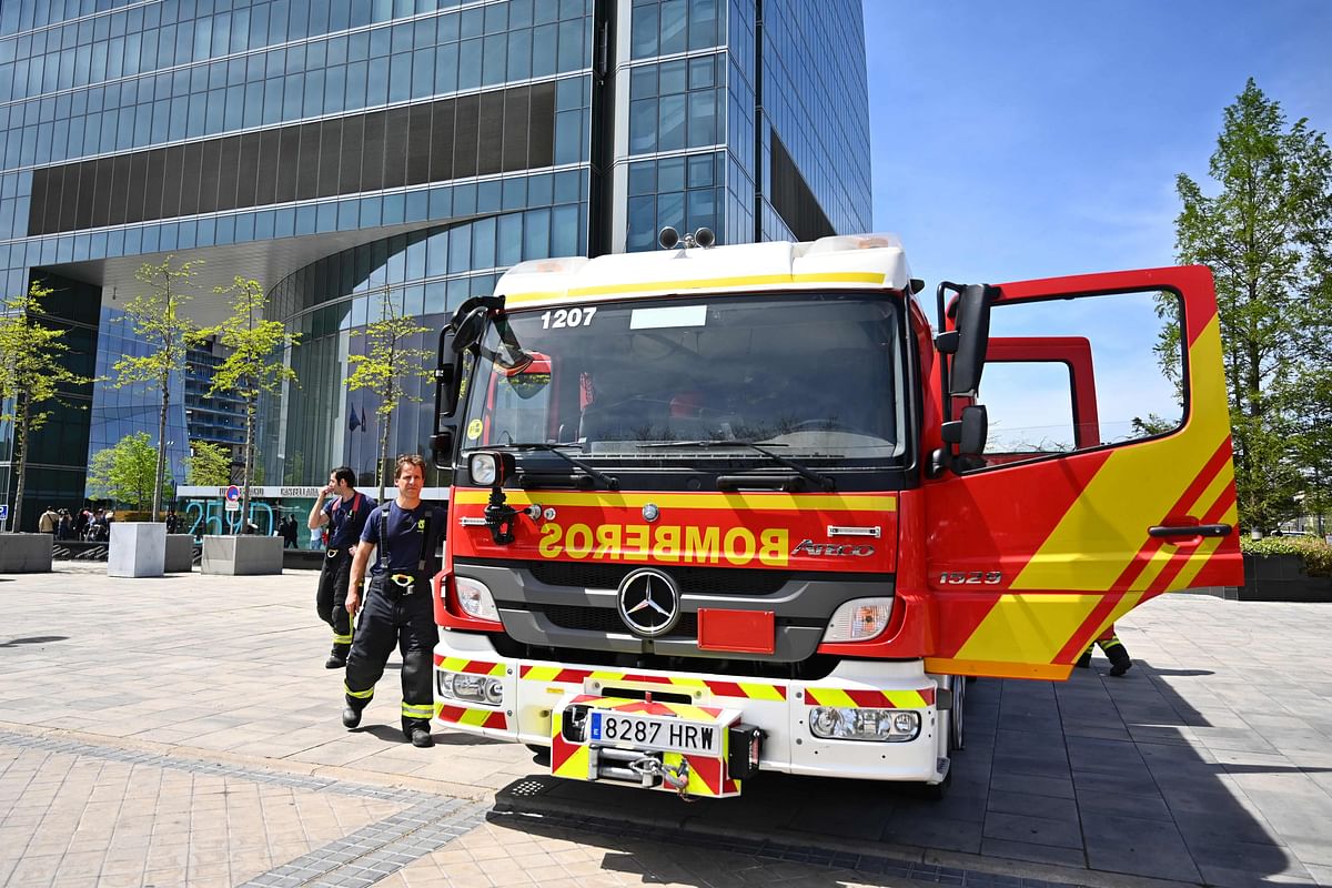 Spanish firefighters leave after inspecting a security threat at the Torre Espacio skyscraper at the Cuatro Torres (Four Towers) business park in Madrid on 16 April 2019. Photo: AFP