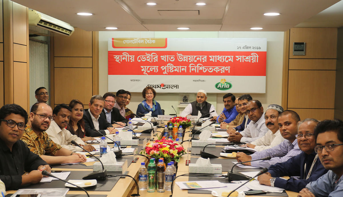 Participants pose for a photograph at a roundtable titled ‘ensuring nutrition at a lower cost by developing local dairy industry’ at CA Bhaban of Karwan Bazar on Wednesday. Photo: Prothom Alo