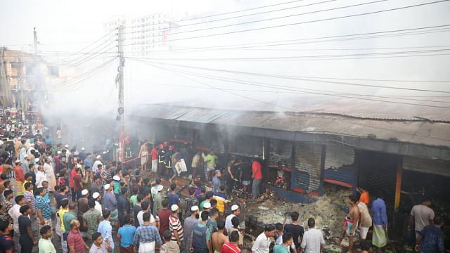 Local people and the market’s traders join with firefighters in dousing the fire. Photo: Abdus Salam