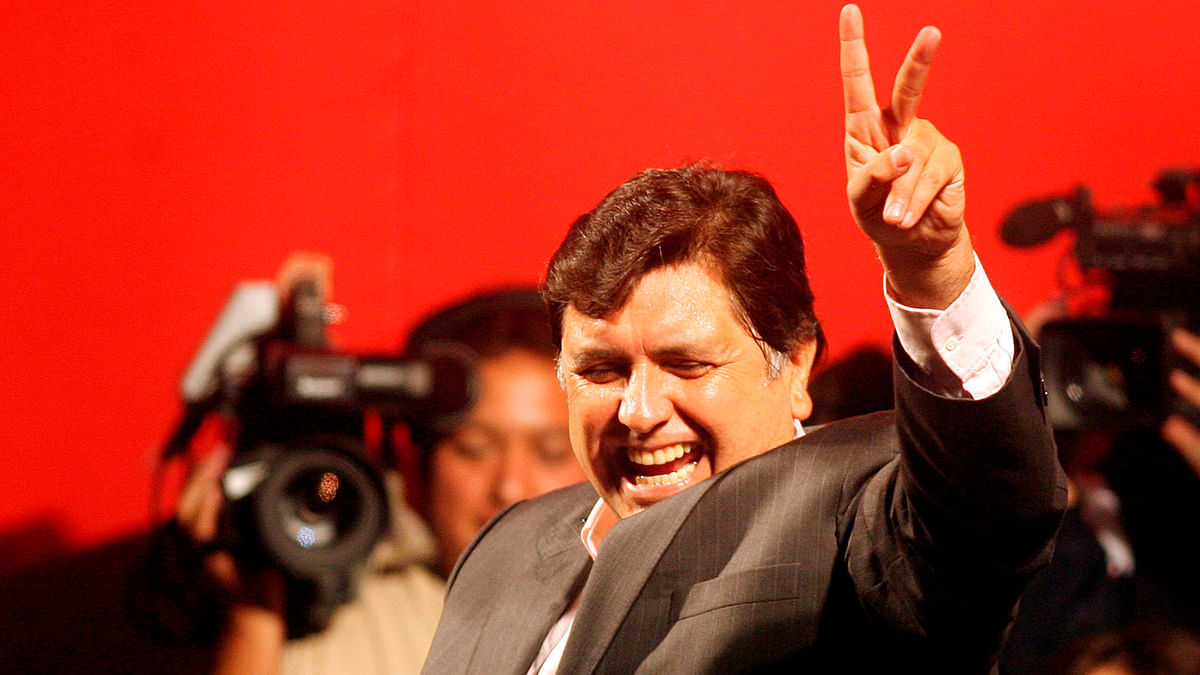 Peruvian presidential candidate Alan Garcia waves to his supporters on Peru`s presidential election day, in Lima, Peru on 4 June 2006. Photo: Reuters