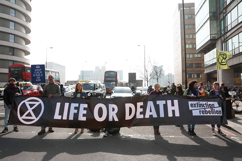 Climate change activists block traffic on Vauxhall Bridge in London on 18 April, 2019 as an environmental protest by the Extinction Rebellion group enters a fourth day. Photo: AFP