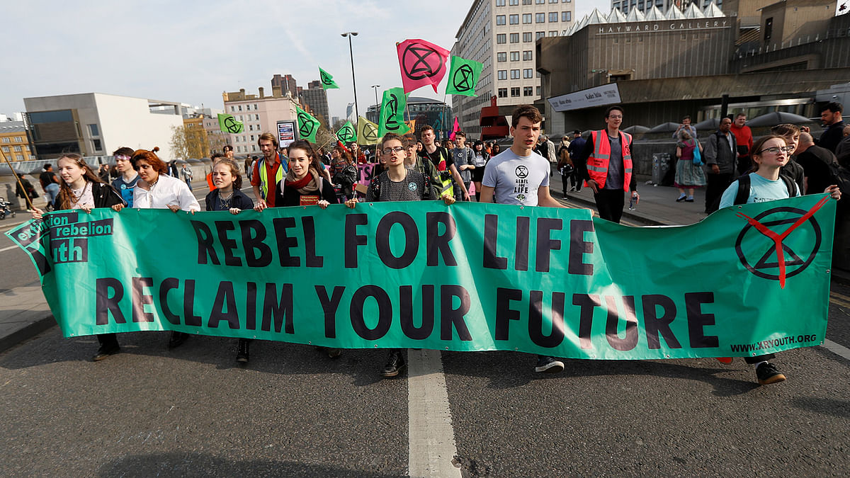 Climate change activists attend the Extinction Rebellion protest at Waterloo Bridge in London, Britain on 18 April 2019. Photo: Reuters