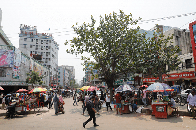 5Temporary shops set up in front of Ananda cinema hall at Farmgate, Dhaka. Photo: Dipu Malakar