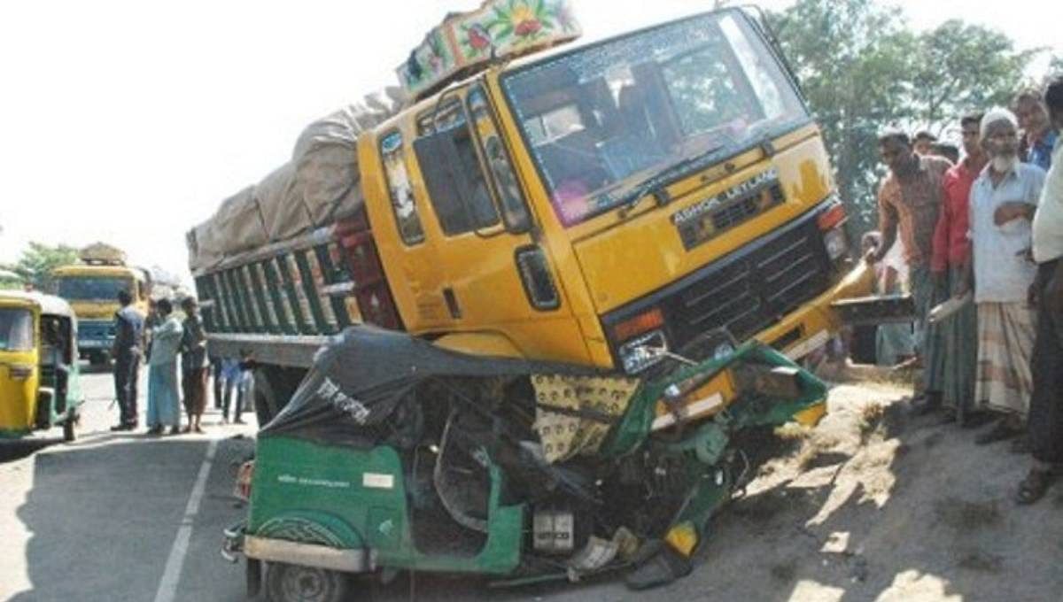 Five people of a CNG-run auto-rickshaw are killed after it is run over by a bus on Mymensingh-Haluaghat road in Alalpur, Mymensingh on 20 April. Photo: UNB