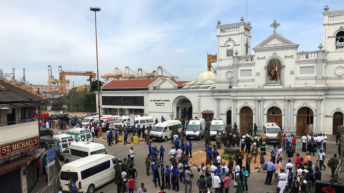 2Sri Lankan military officials stand guard in front of the St. Anthony`s Shrine, Kochchikade church after an explosion in Colombo, Sri Lanka on 21 April 2019. Photo: Reuters