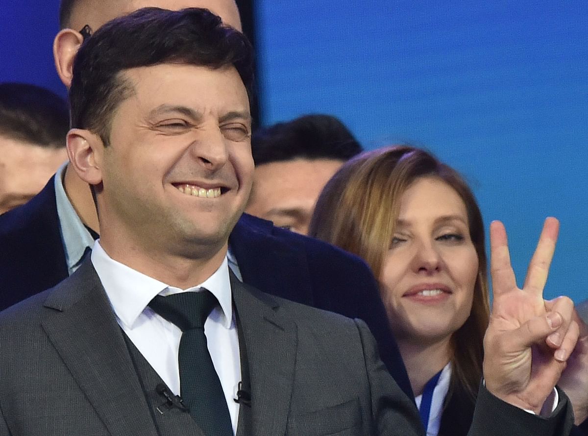 Ukrainian comedian and presidential candidate Volodymyr Zelensky (R) makes the V for victory sign during a presidential election debate with Ukrainian current president at Kiev`s Olympic Stadium on 19 April. Photo: AFP