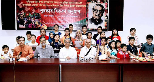 The children who won Bangabandhu art contest pose with DU vice-chancellor (VC) Md Akhtaruzzaman and others on 20 April, 2019. Photo: BSS