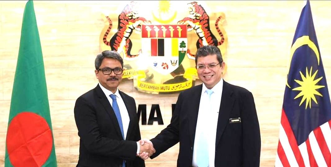 State Minister for Foreign Affairs Shahriar Alam with Malaysian Foreign Minister Dato Saifuddin Abdullah on Monday.