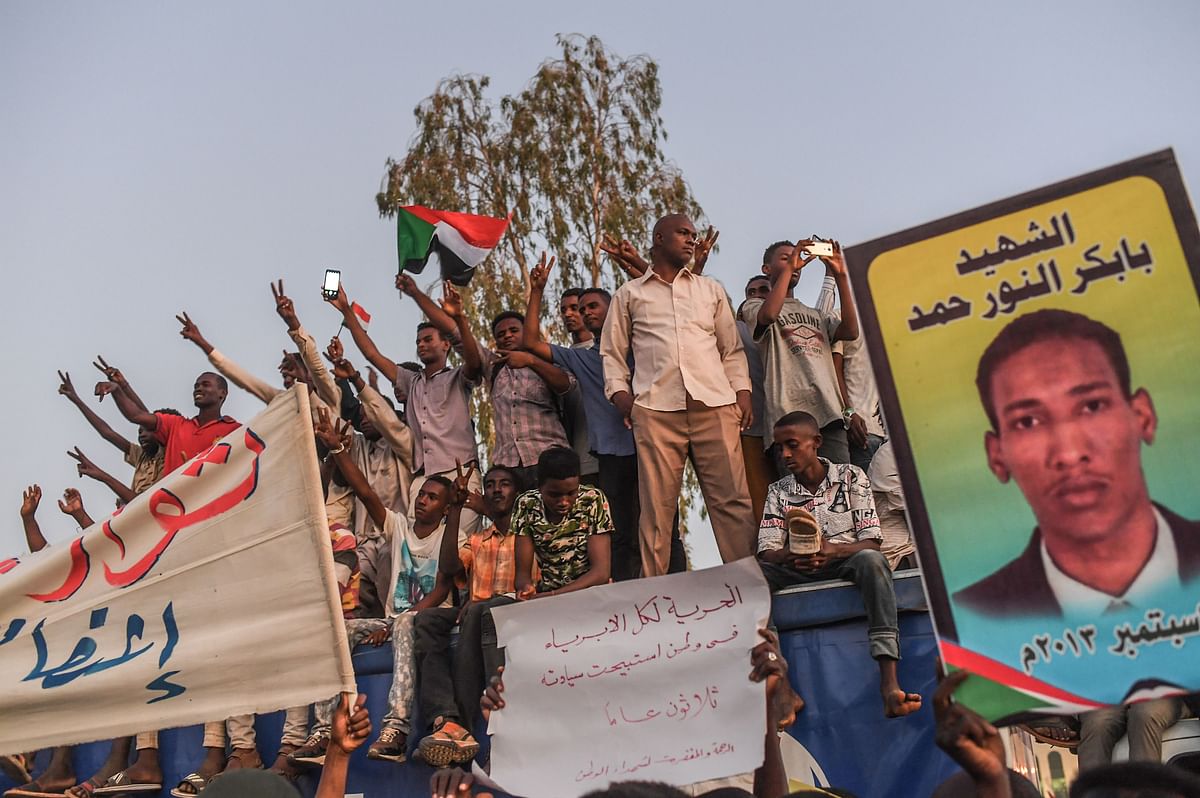 Sudanese protesters gather and shout slogans during a protest outside the army headquarters in the capital Khartoum on 21 April. Photo: AFP