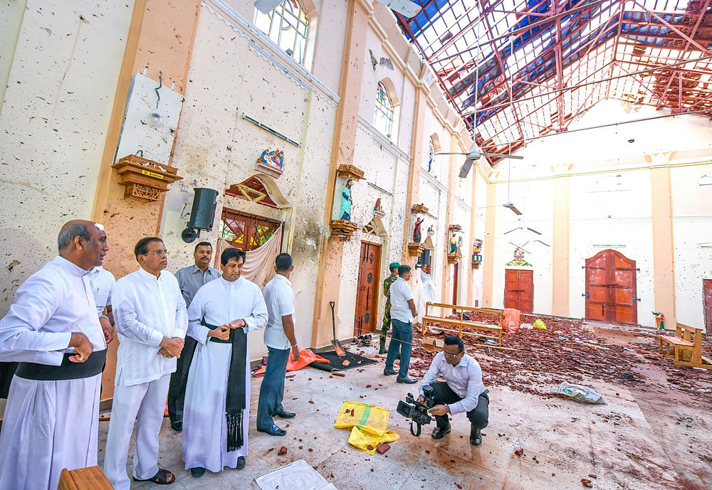 This handout photo taken and released by the Sri Lankan President`s Office on on 23 April 2019 shows president Maithripala Sirisena (2nd L) visiting St. Sebastian`s church in Negombo, two days after a series of bomb attacks targeting churches and luxury hotels in Sri Lanka. Photo: AFP