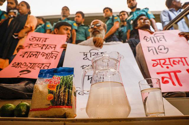 Residents from different areas of Dhaka take position in front of the WASA Bhaban at Karwan Bazar in Dhaka on 23 April 2019 to show the water samples of WASA to its managing director. Photo: Dipu Malakar