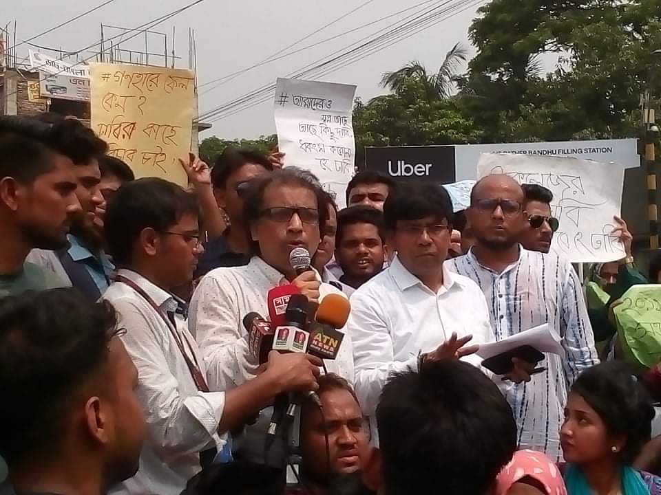 DU proctor AKM Golam Rabbani speaks to the agitating students of 7 affiliated colleges at Nilkhet intersection on Wednesday. Photo: Nazmus Sakib.