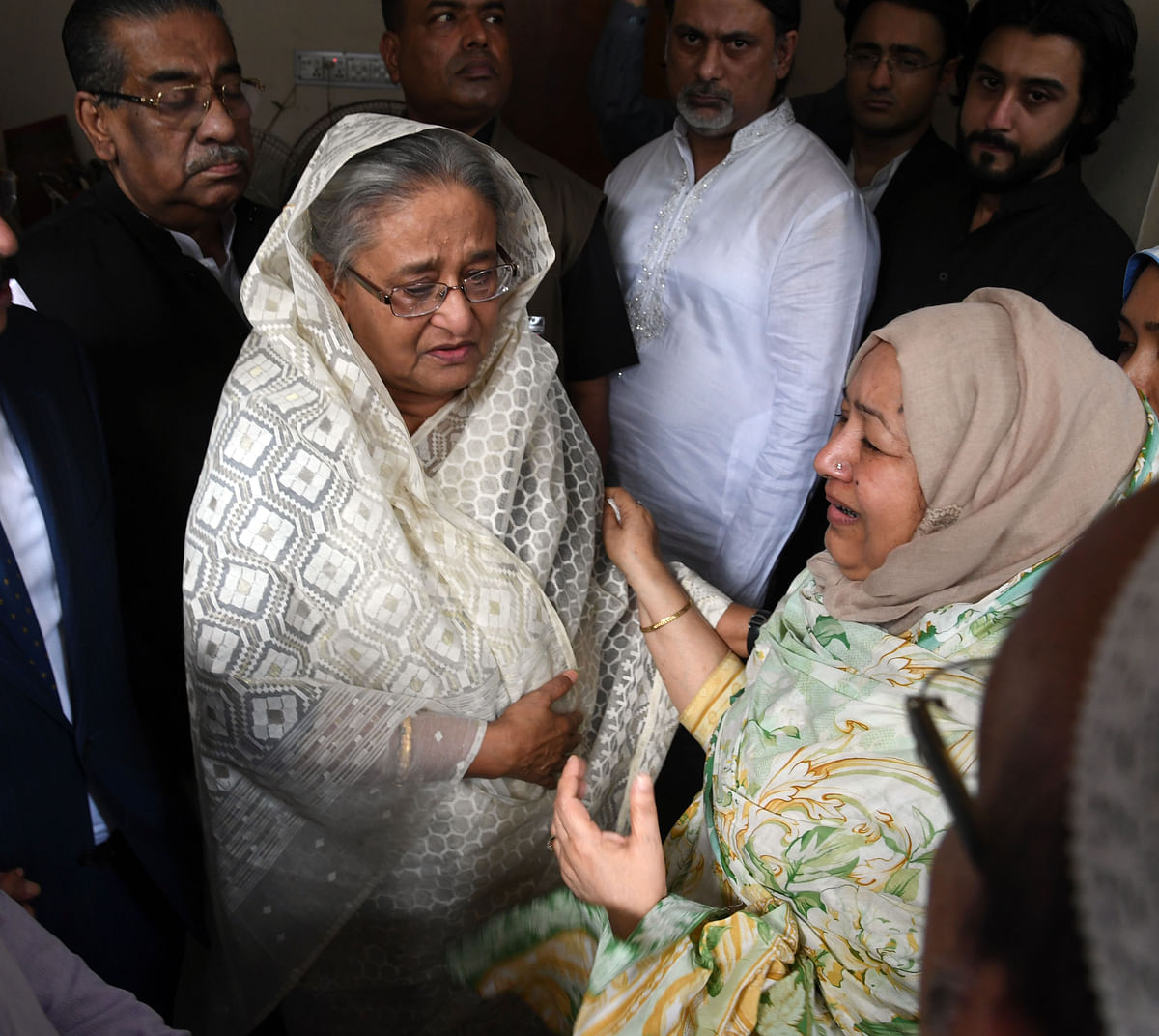 Prime minister Sheikh Hasina visited the residence of Awami League presidium member Sheikh Fazlul Karim Selim in Banani, Dhaka to console the family members of Zayan Chowdhury on Wednesday. Photo: PID