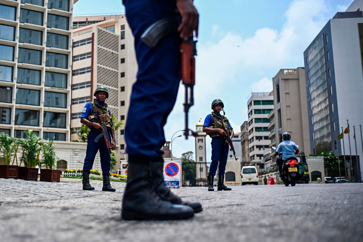 oldiers take up their positions at a checkpoint on a street in Colombo on 25 April 2019, following a series of bomb blasts targeting churches and luxury hotels on the Easter Sunday in Sri Lanka. Photo: AFP