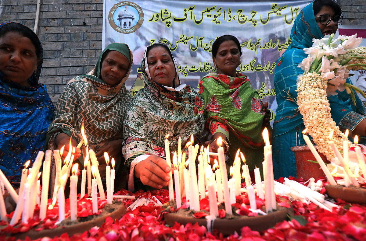 People light candles for the victims of Sri Lanka`s serial bomb blasts, at the All Saints Church in Peshawar, Pakistan on 24 April 2019. Photo: Reuters