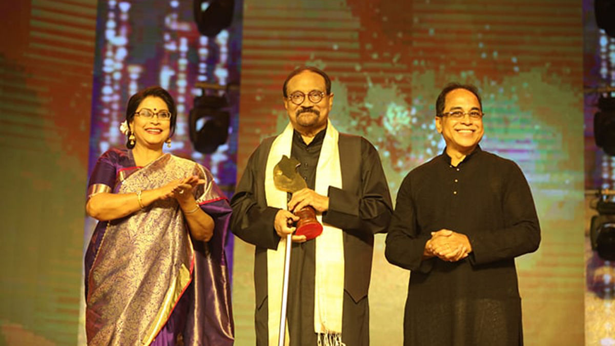 Rabindra Sangeet singer Rezwana Choudhury Bannya hands over lifetime achievement award to Aly Zaker at `Meril-Prothom Alo Puroshkar 2018` on 26 April, 2019. Photo: Prothom Alo