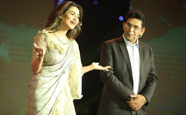 Actor Chanchal Chowdhury and actress Nusrat Faria anchoring at `Meril-Prothom Alo Puroshkar 2018` on 26 April, 2019. Photo: Prothom Alo