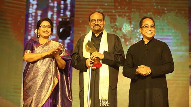 Aly Zaker along with Rezwana Choudhury Bannya and Anjan Chowdhury poses with the lifetime achievement award of `Meril-Prothom Alo Puroshkar 2018` at Bangabandhu International Conference Centre on 26 April, 2019. Photo: Abdus Salam