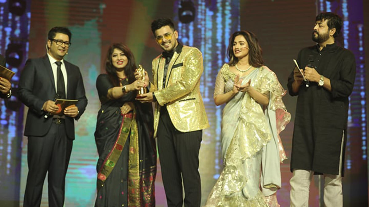 Actress Mousumi and actor Omar Sani hand over Best Film Actor award to Siam for `Puramon-2` at `Meril-Prothom Alo Puroshkar 2018` on 26 April, 2019. Photo: Prothom Alo