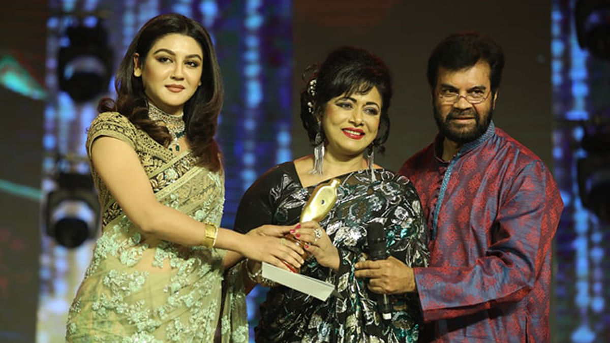 Actor Ilias Kanchan and actress Rozina hand over Best Film Actress award to Jaya Ahsan at `Meril-Prothom Alo Puroshkar 2018` on 26 April, 2019. Photo: Prothom Alo
