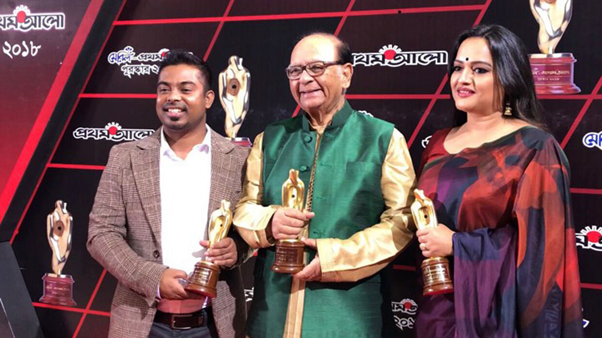 Best Actress winner Rumana Rashid Ishita and Best Director winner Redoan Rony and Best Actor winner Syed Hasan Imam for TV play `Pata Jhorar Din` pose together at `Meril-Prothom Alo Puroshkar 2018` on 26 April, 2019. Photo: Prothom Alo