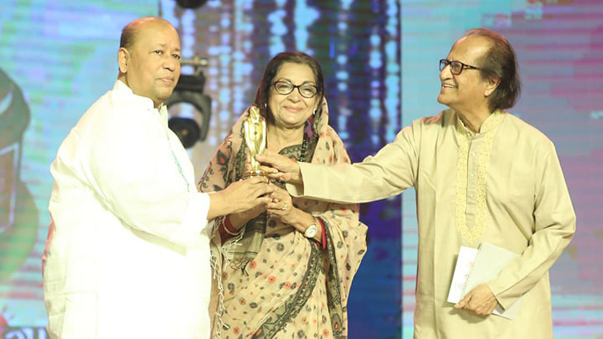 Faridur Reza Sagar receives best director award from Mustafa Manowar and Dilara Zaman at `Meril-Prothom Alo Puroshkar 2018` on 26 April, 2019. Photo: Prothom Alo