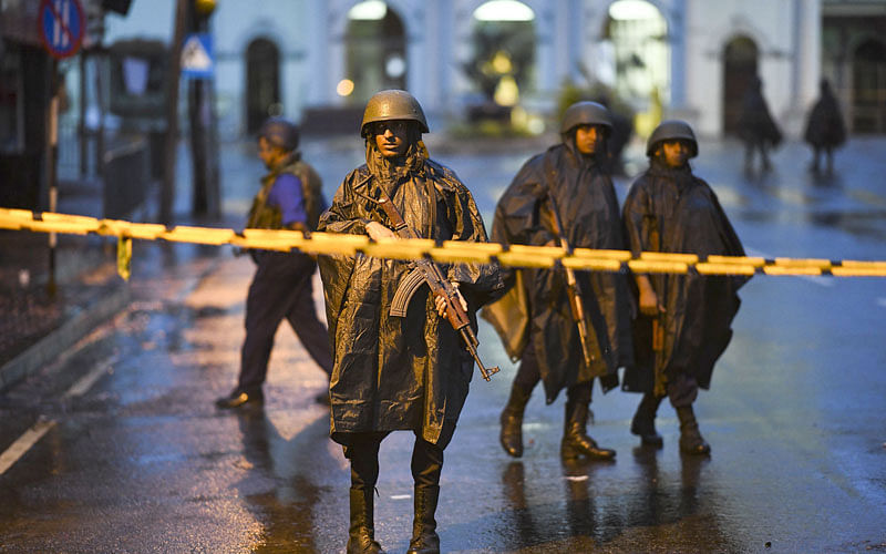 Sri Lankan soldiers stand guard under the rain at St. Anthony’s Shrine in Colombo on April 25, 2019, following a series of bomb blasts targeting churches and luxury hotels on the Easter Sunday in Sri Lanka. Photo: AFP