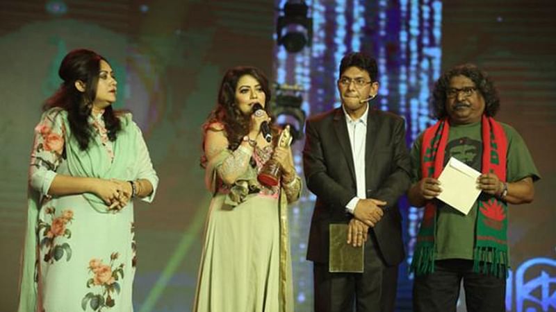 Kona receives Best Singer award for ‘Ohe Shyam’. Photo: Abdus Salam