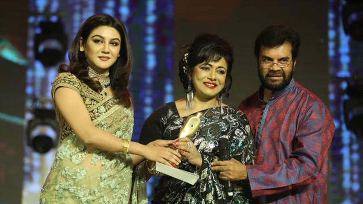 Jaya Ahsan receives Best Actor award (Critic Choice) for film ‘Debi’. Photo: Abdus Salam
